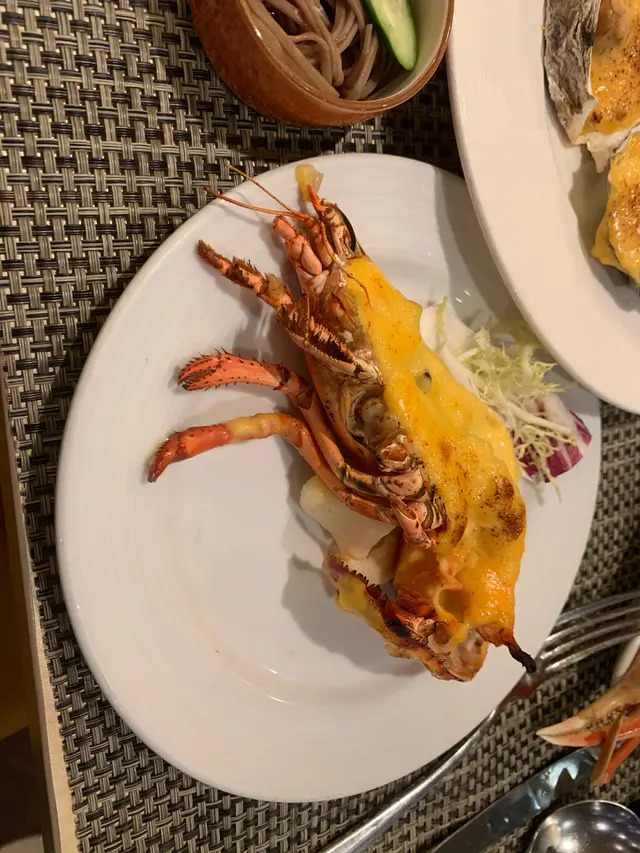 成條蝦肉，龍蝦頭用蘑菇炒熟有蝦膏味