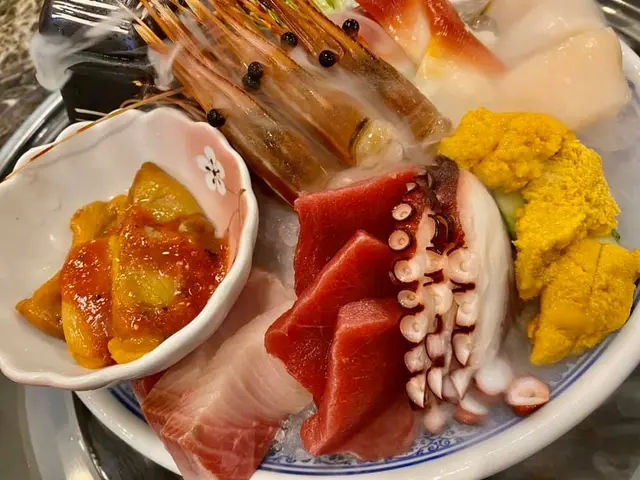 刺身拼盤：塔斯曼尼亞海膽、北海道牡丹蝦、赤貝、三文魚、帶子、油甘魚、吞拿魚赤身、北寄貝、八爪魚