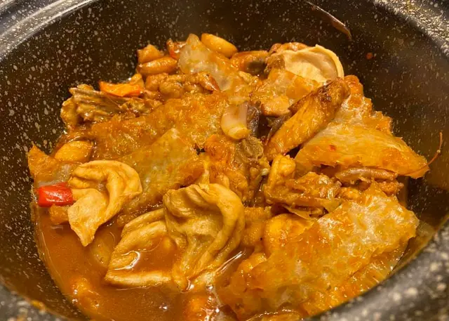 中辣大蝦花膠魚肚雞煲走芫茜