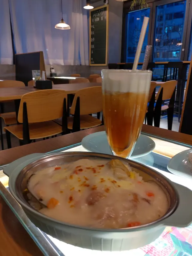 焗芝士白汁海鮮飯及芝士奶蓋冰紅茶