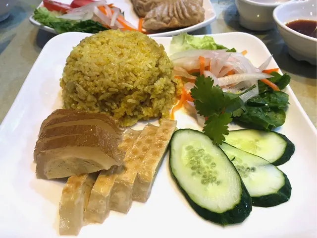 素海南雞咬落都幾彈牙 沾埋酸辣醬食感覺好似曾相識又新鮮 而且有成八舊咁多 份量唔少