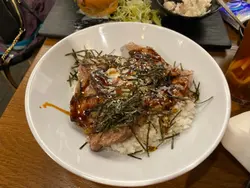 照燒汁牛肩肉溫泉蛋飯