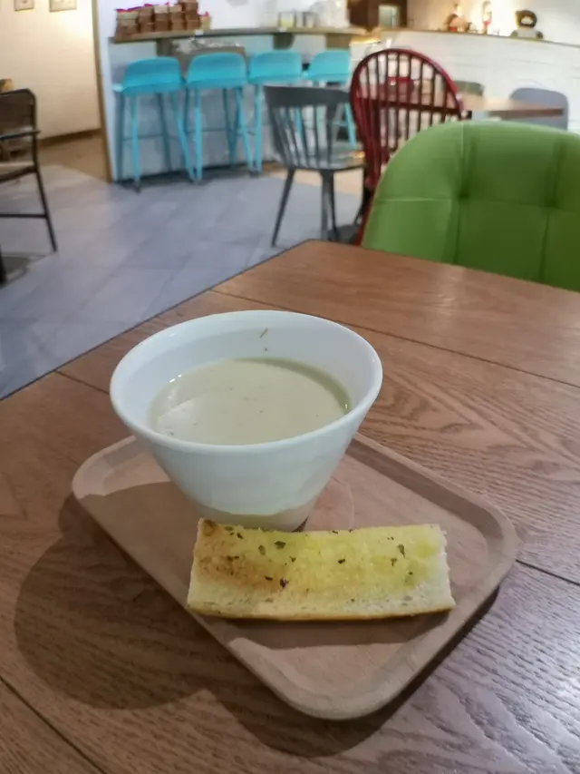 蘑菇忌廉湯配蒜蓉包