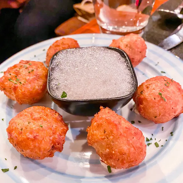 脆炸鱈魚球配蜜糖泡沫