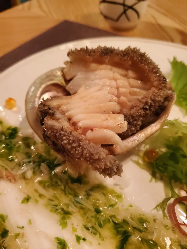 活鮑魚配蟹肉海苔醬