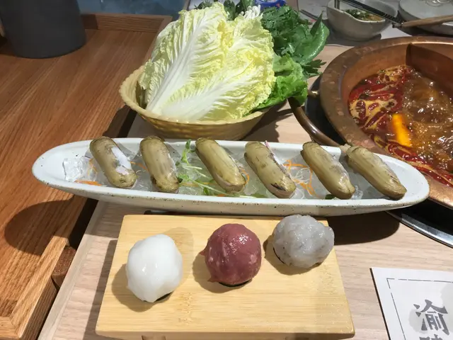 自家出品的手打三寶丸，即牛丸、墨魚丸、蝦丸，色相渾圓，口感緊實、爽滑彈牙。