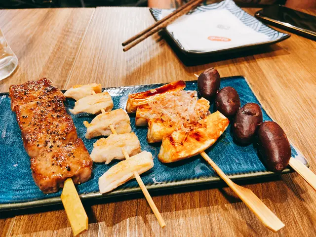 串燒：揀咗燒牛舌同雞軟骨，呢個係厚切牛舌，燒到剛剛好，非常鮮嫩👍🏻，雞軟骨就無乜特別啦⋯⋯燒野菜類：我哋揀咗一口蕃薯🍠同埋杏鮑菇，蕃薯🍠有蕃薯🍠味，杏鮑菇燒得好好，啖啖肉好多汁，唔會燒到乾哂咁，