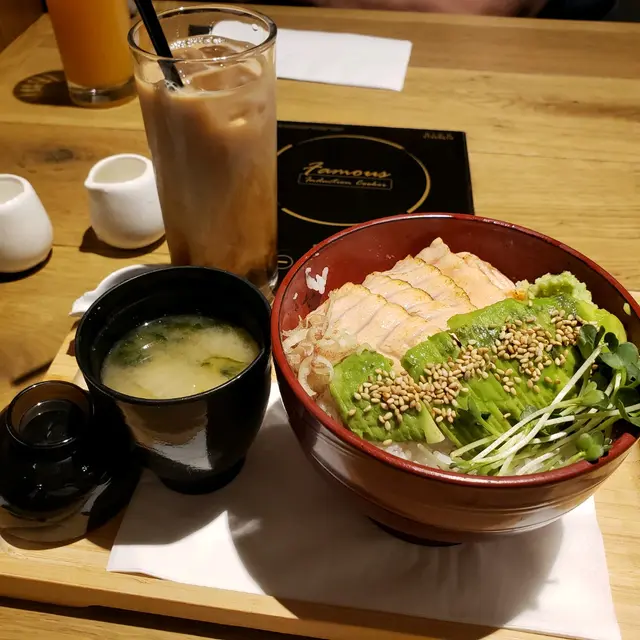 下午茶三文魚牛油果丼