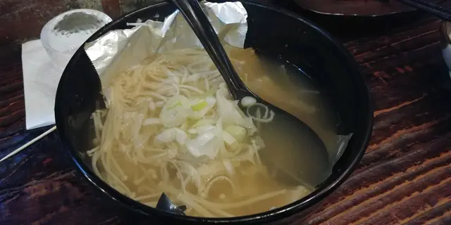 是一款湯類食物，看見標明自家湯底便試吓。買相似湯麵，口感唔錯金菇夠淋和入味，湯底有好濃鰹魚味非常好味，湯都飲幾啖。