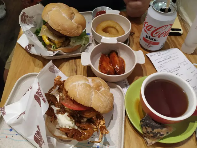 炸軟殼蟹漢堡&大啡菇芝士牛肉漢堡&洋蔥圈&雞翼