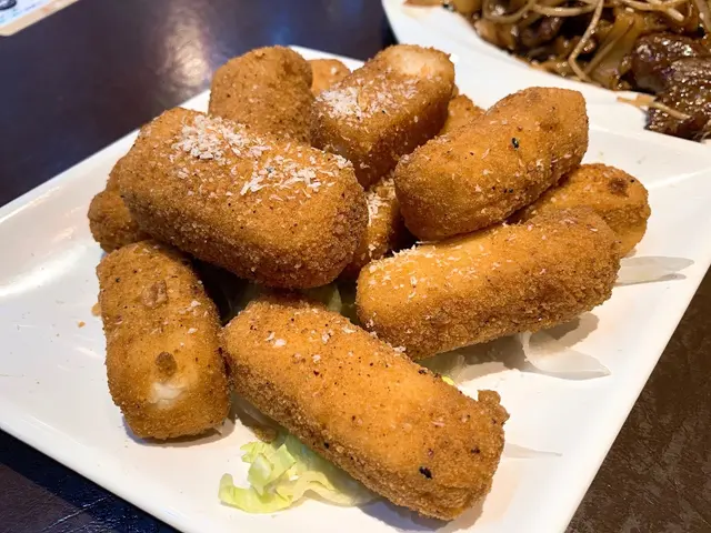 外皮超薄又炸脆,
一咬落去,超軟滑嘅豆腐就要滑出嚟!
真係要讚一讚師傅嘅功架!