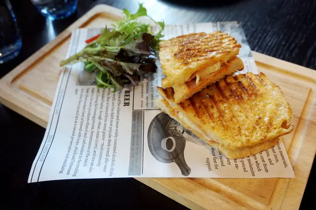 豬肉火腿．布里芝士．意大利麵包配田園沙律