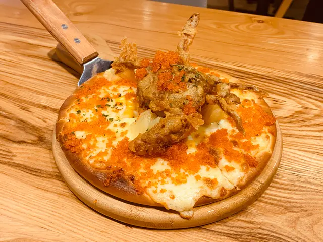 蟹籽軟殼蟹水牛芝士披薩