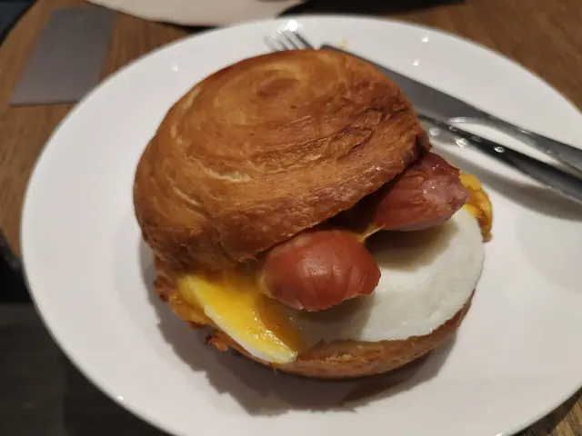 香蜜法蘭克福腸芝蛋酥皮三文治