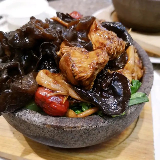 金針雲耳蒸猴頭菇石鍋飯