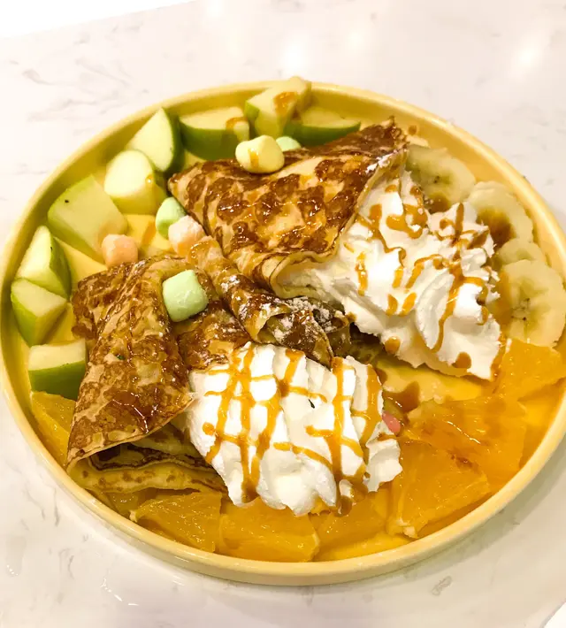 忌廉鮮果班㦸配楓樹糖漿