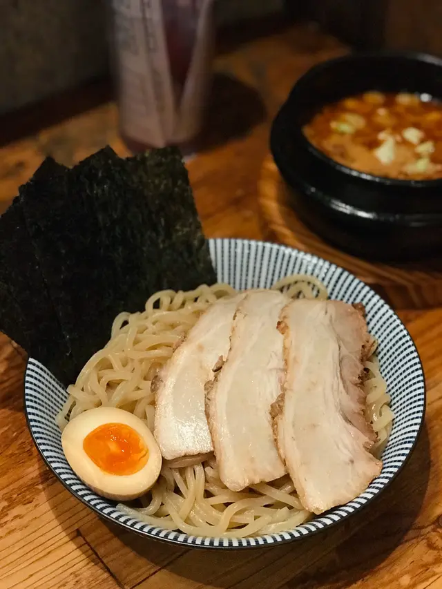 粗麵條可以沾到多啲惹味湯汁