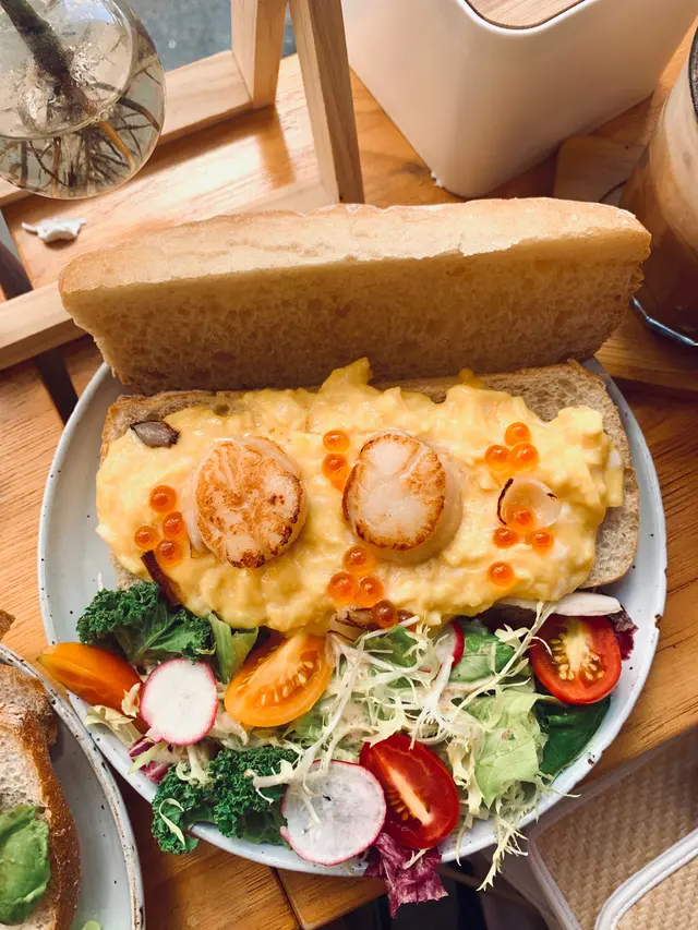 非常足料！滿瀉嘅滑蛋再加上帶子同三文魚籽！昇華咗成個包嘅質素🥖