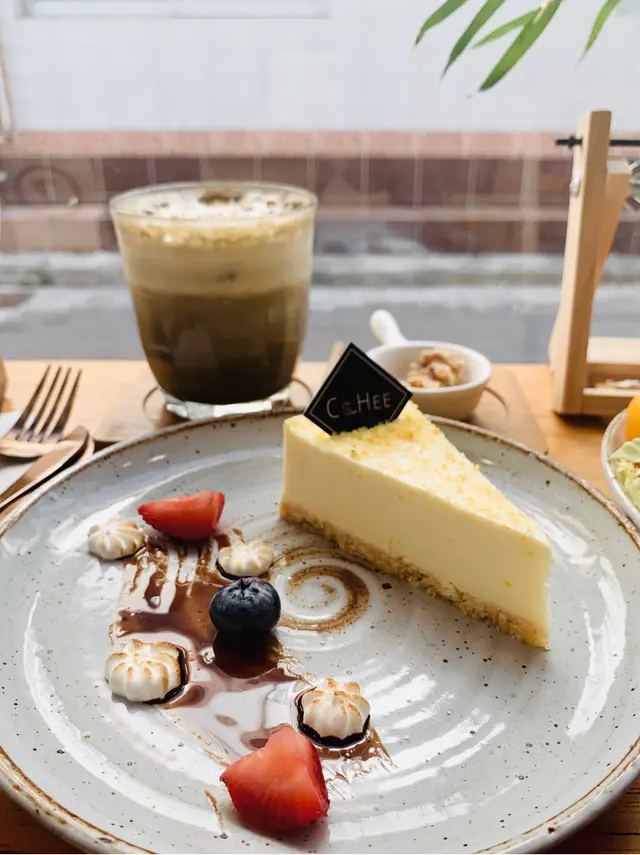 柚子味好濃但係略嫌芝士味俾柚子味蓋過～整體來講蛋糕都算幾Fresh