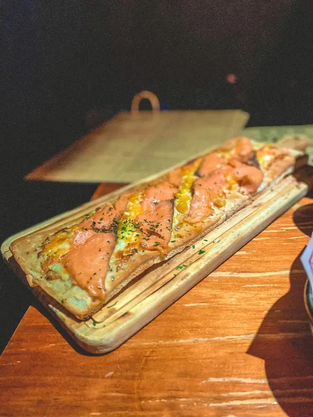 日式煙三文魚粟米薄餅