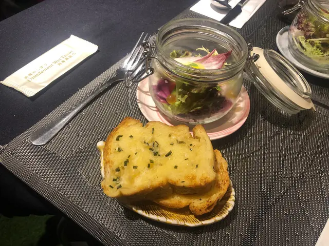 沙律蒜蓉包
