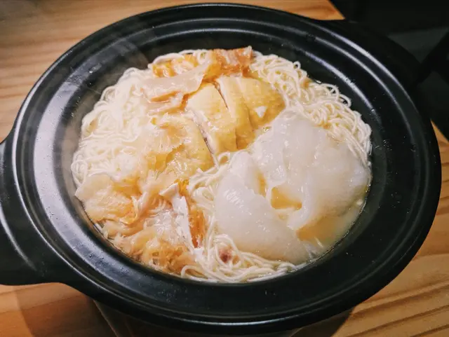 一鍋有齊鮮雞、花膠、魚翅、魚唇,都唔洗一舊水,真係好抵食。