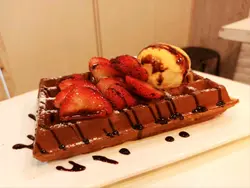 士多啤梨窩夫配芒果雪糕