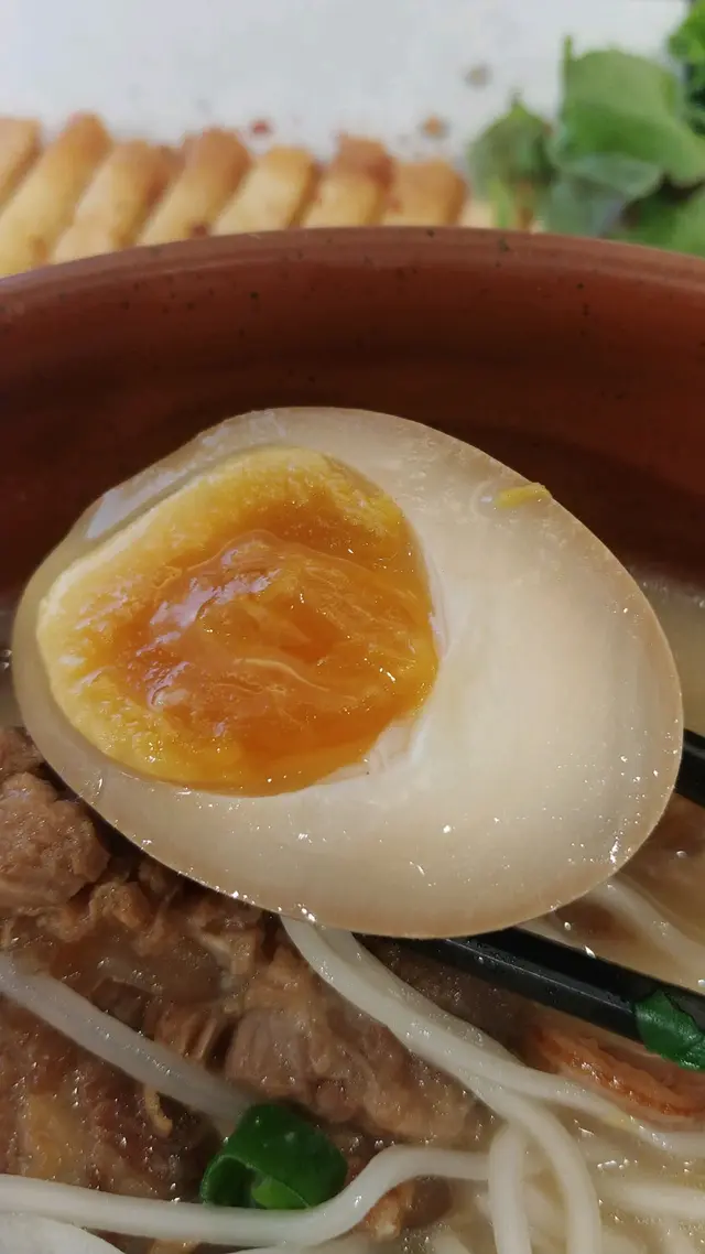 清湯慢煮豬軟骨拉麵配溏心蛋