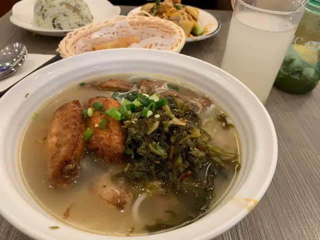 酸辣豬扒雞翼湯米線