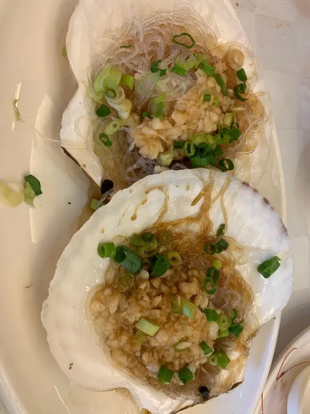 我覺得最伏係呢個，我好懷疑佢唔係原隻蒸，因為扇貝肉同個殼係完全分離，粒扇貝好似雪藏同你喺佳寶買凡立貝再放喺上面蒸差唔多，伏。