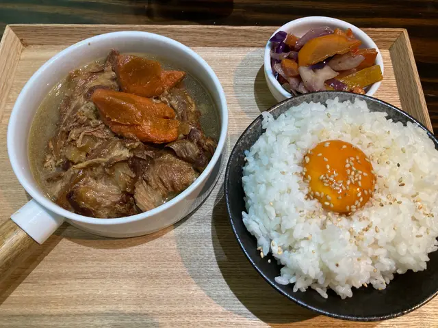 八小時慢煮萬字醬油豬軟骨飯