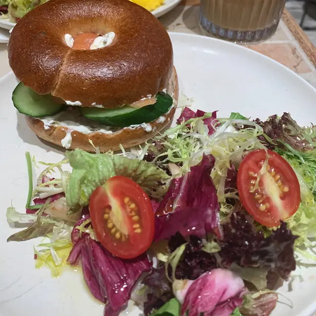 Bagel  with  salmon  and  cream  cheese 