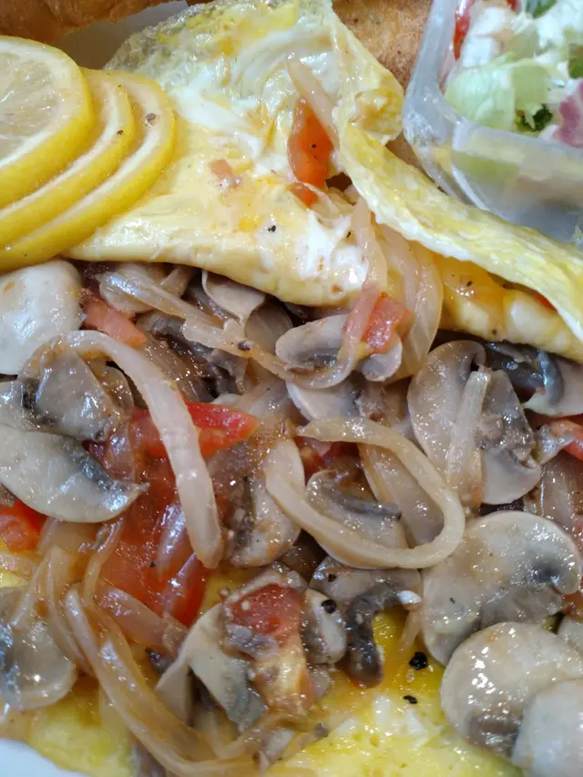 餡料二選，我選了洋蔥磨菇及番茄。當外食族人遇上了可喜的洋蔥與豐腴的磨菇，煞是驚艷！