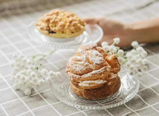 好巨型嘅泡芙，入面塞滿忌廉吉士，食完好滿足！
