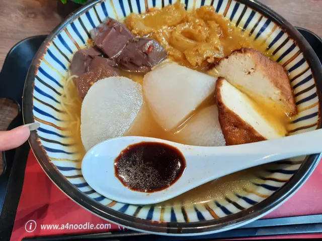 辣豬皮豬紅蘿蔔炸豆腐幼麵配腩汁