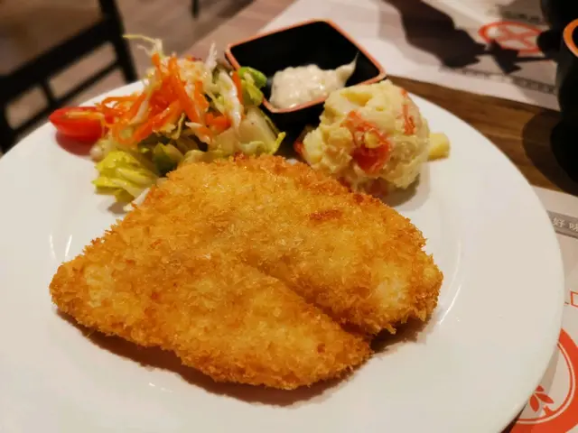 吉列魚柳配薯仔沙律