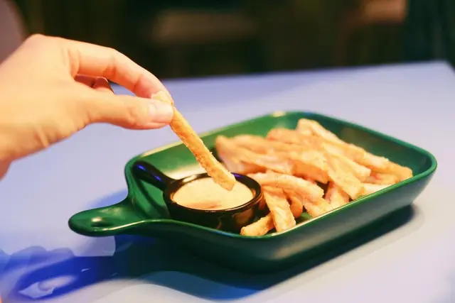 每條炸魚肉薯條都有７cm長，老闆話呢個長度口感最正。