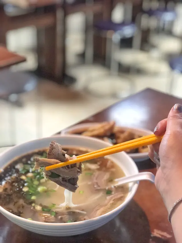 羊肉酸辣細碗米線