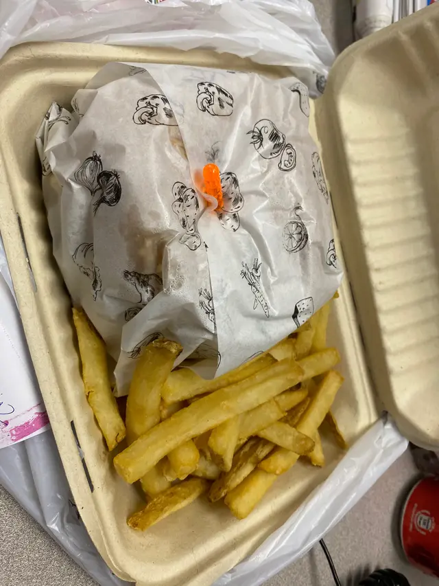 呢個係佢外賣嗰個樣 個人推介脆薯格好食過粗薯條🍟