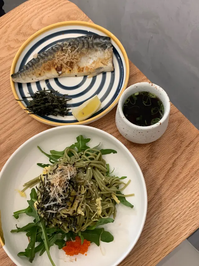 綠茶素麵配燒鯖魚