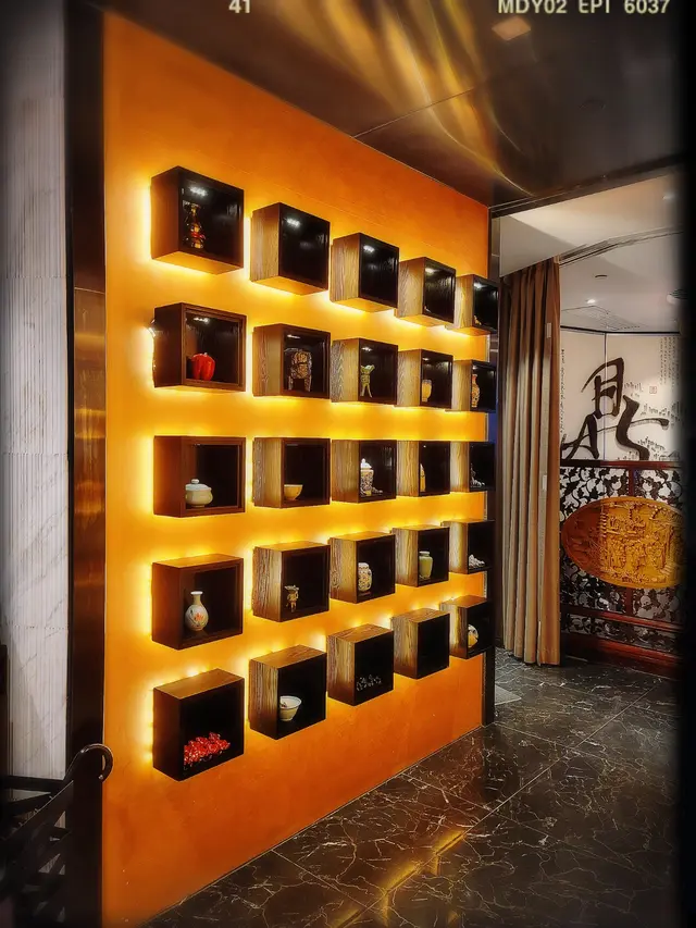 陳列架上照出古董擺設