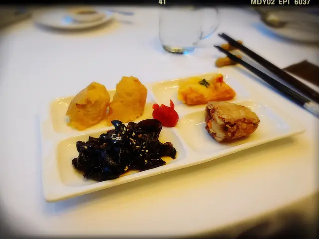 鼎爺精選前菜:蚵仔卷、懷舊蝦多士、龍穿鳳翼、陳醋雲耳仔