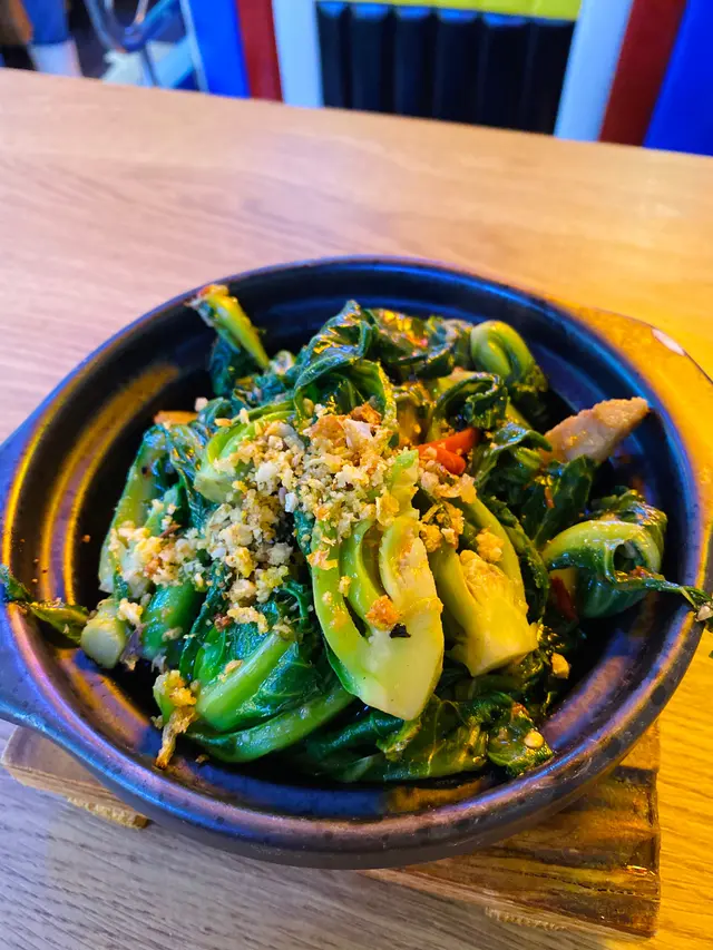 豬頸肉啫椰菜苗煲