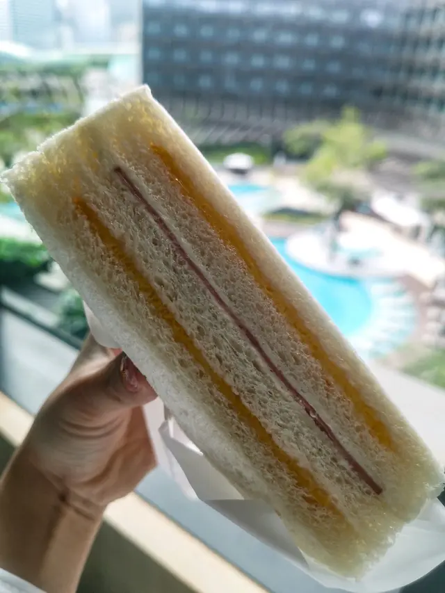 餡料有3層 蛋 火腿 蛋