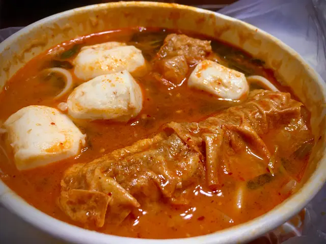 春卷魚蛋酸辣小窩米線