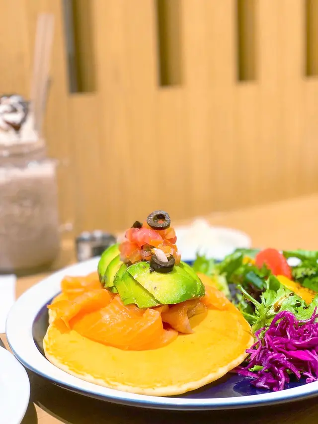 牛油果配三文魚班戟