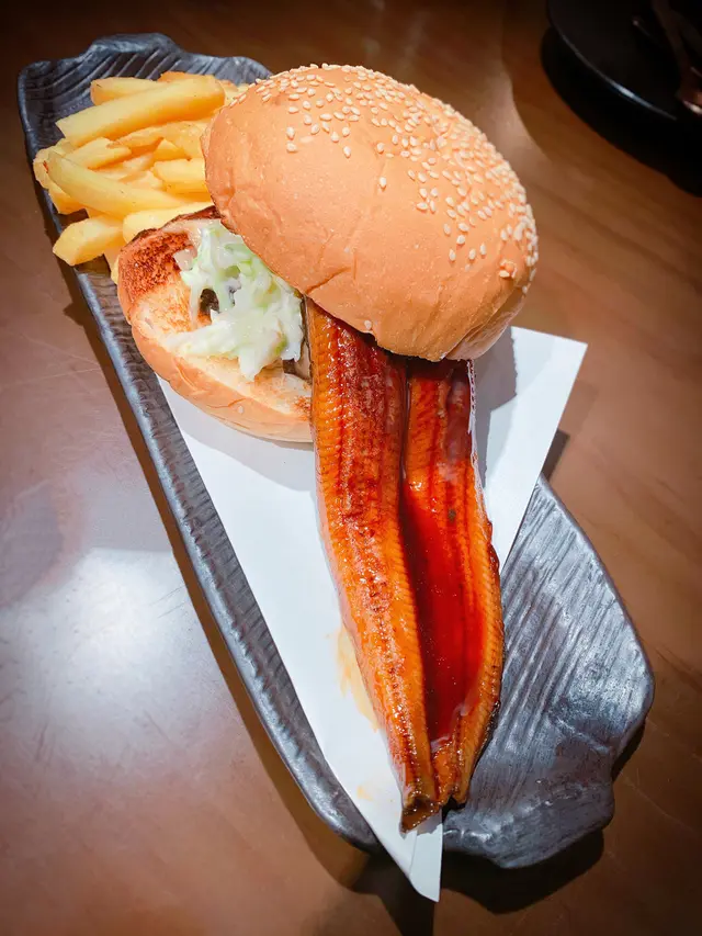蒲燒鰻魚漢堡配青檸鹽薯條