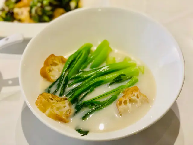 魚湯腐皮浸芥蘭