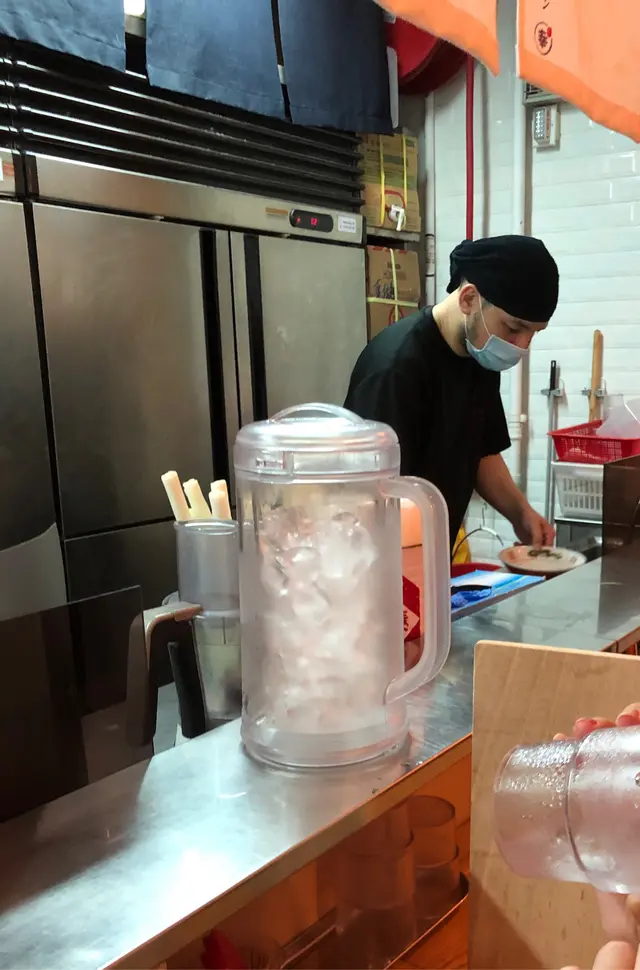 老闆真係十分努力 煮麵洗客人食完的碗樣樣親力親為 一腳踢 佩服!