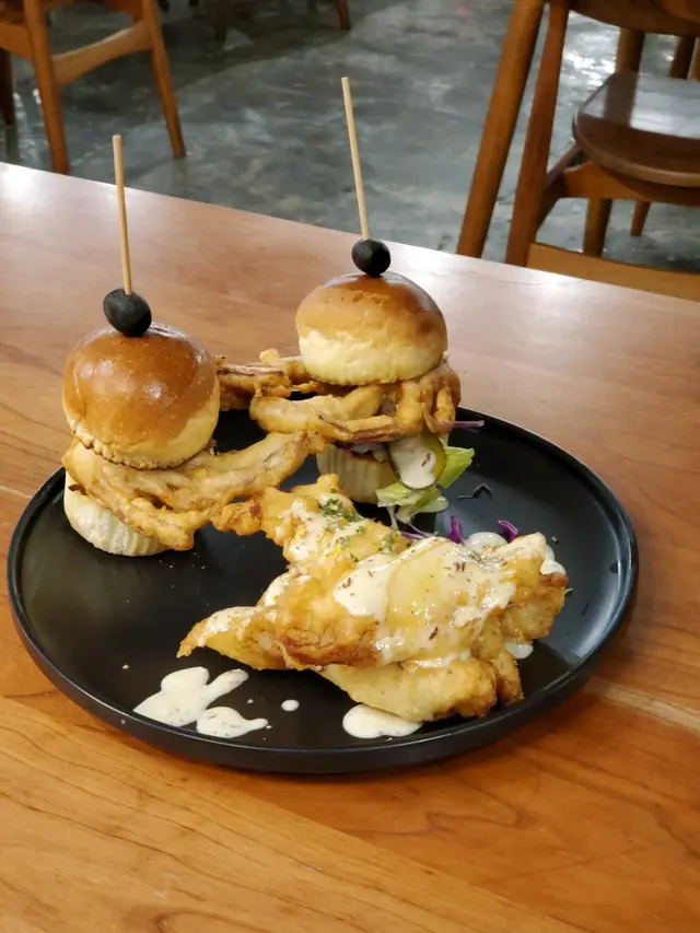 炸魚一般，不算突出。軟殼蟹配漢堡包，個人不太喜歡。